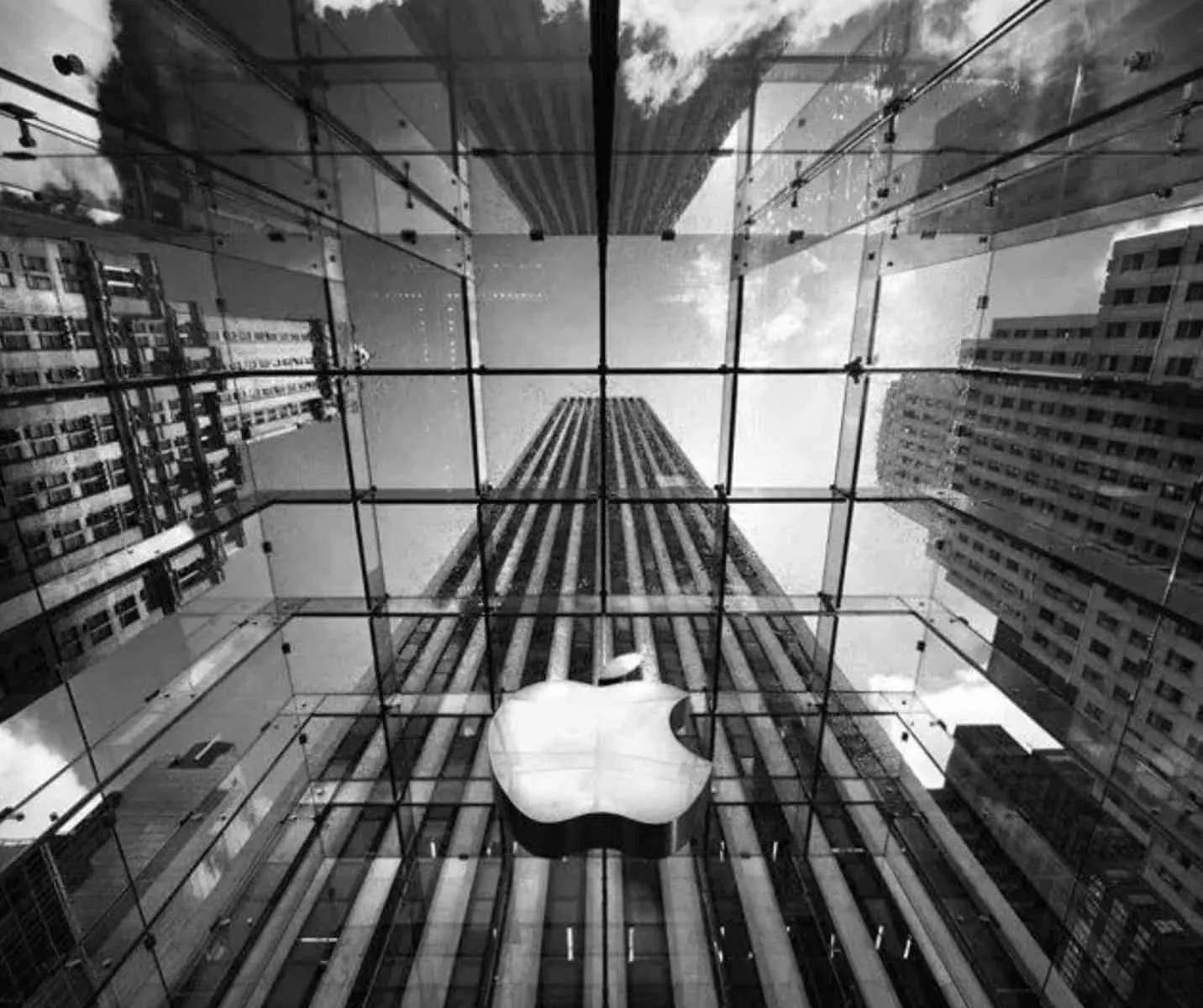 Чтобы удержать своих сотрудников, Apple будет получать бонусы в размере до 180 000 долларов.