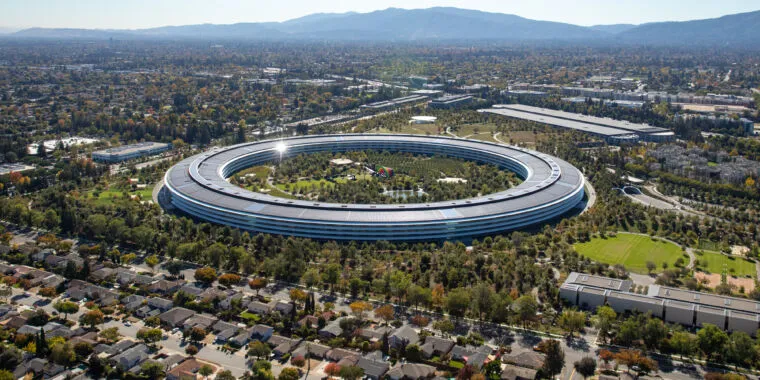 После многомесячной битвы Apple убирает срок выполнения своих планов по возвращению в офис.