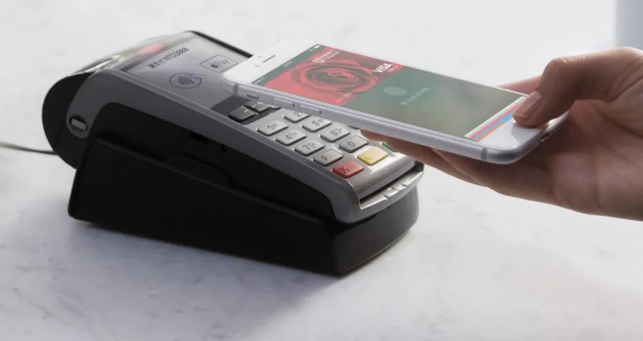 Будущее обновление iOS позволит iPhone принимать платежные карты через NFC