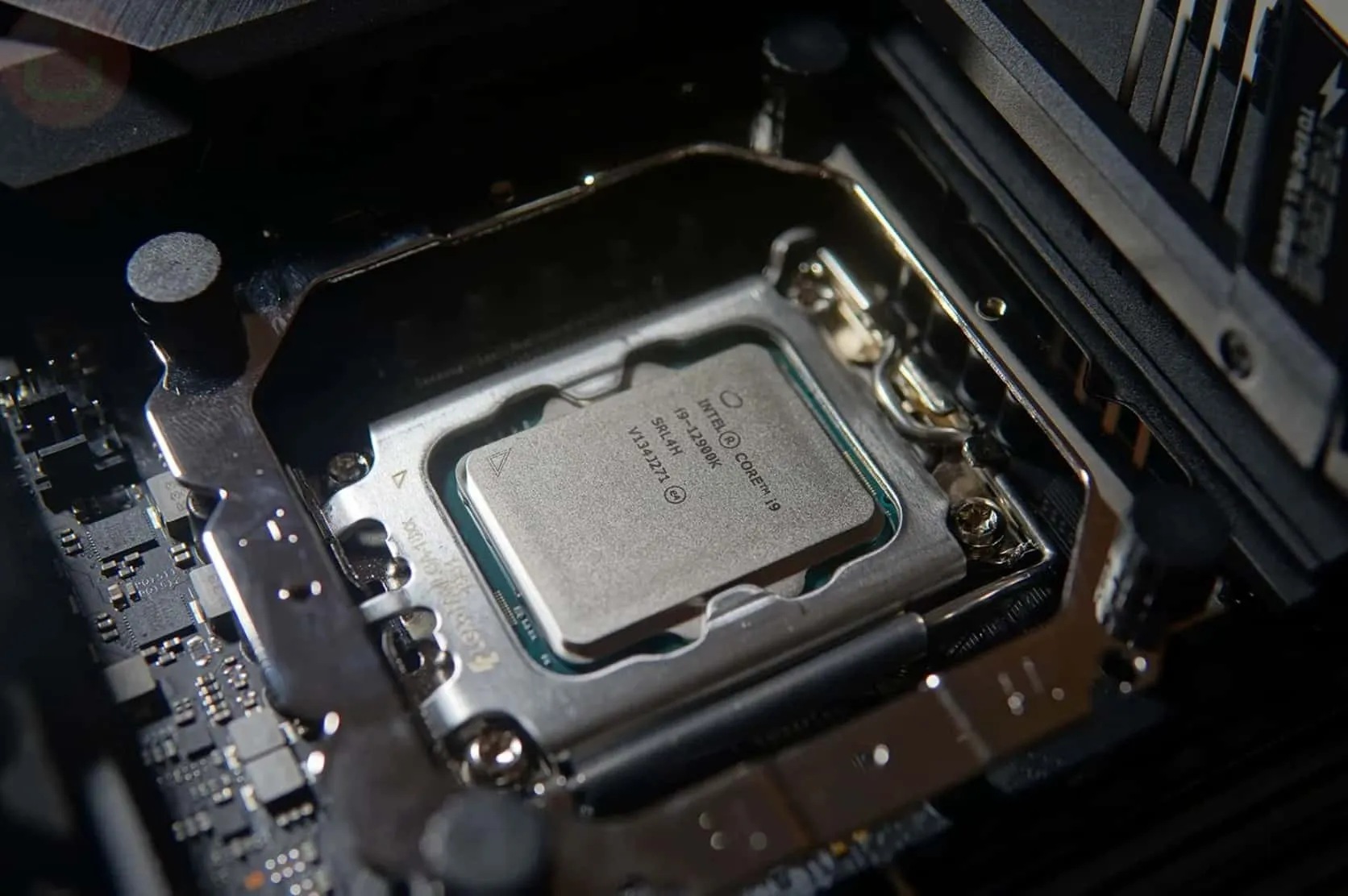 Новейший процессор Intel Core i9 превосходит по производительности чип Apple Silicon M1 Max.
