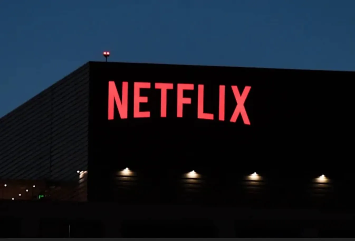 В России Netflix придется транслировать 20 государственных каналов, чтобы продолжить свое существование в стране.