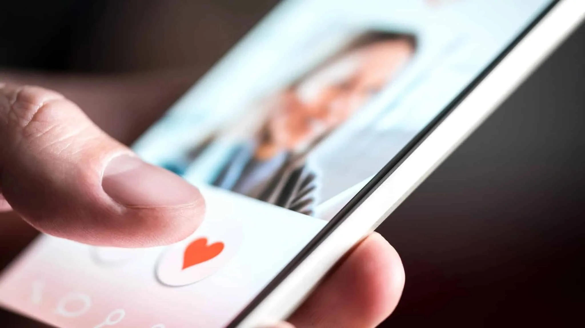 Прекратите делиться скриншотами Tinder в Интернете