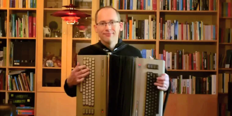 Шведский инженер создал аккордеон из двух компьютеров Commodore 64