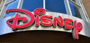 Disney приостанавливает прием на работу и планирует увольнения