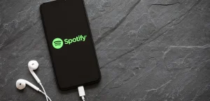 Почему Shuffle в Spotify не совсем Shuffle (и как это исправить)
