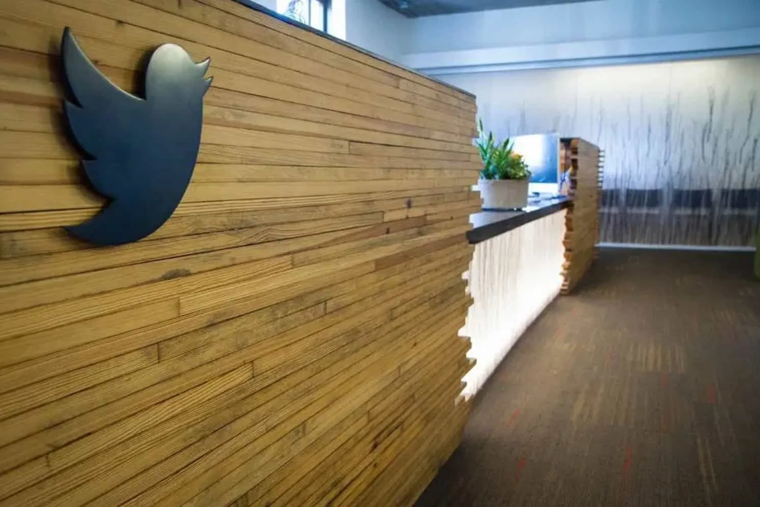 Сообщается, что Twitter просит некоторых уволенных сотрудников вернуться на работу