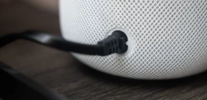 Новый HomePod позволяет использовать любой традиционный кабель питания в форме восьмерки.
