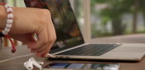 Сравнение видео: MacBook Air с M2 и MacBook Pro с M2 Pro
