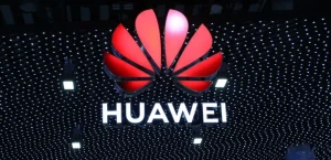 Складной телефон Huawei тоньше, легче и имеет больше батареи, чем Samsung.