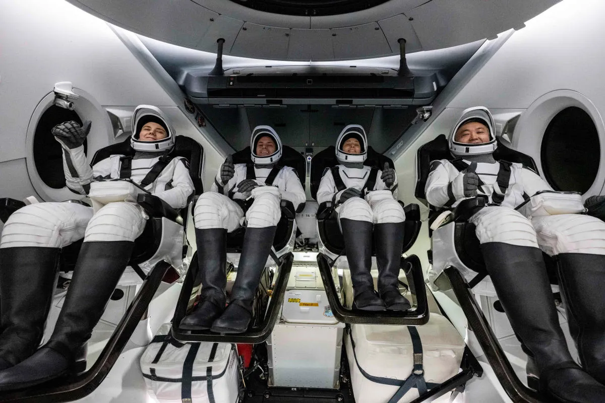 Миссия SpaceX Crew-5 возвращается на Землю после пяти месяцев в космосе