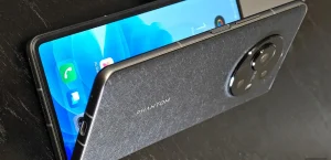 Первый взгляд на Tecno Phantom V Fold, удивительно доступный смартфон со складным экраном.