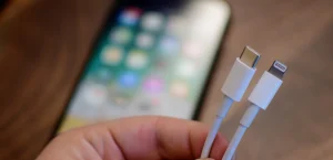 Куо подтверждает, что для быстрой зарядки через USB-C на iPhone 15 потребуются сертифицированные кабели