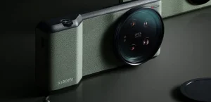 Телефон с камерой «Ultra» от Xiaomi имеет рукоятку, навинчивающиеся фильтры для объектива.
